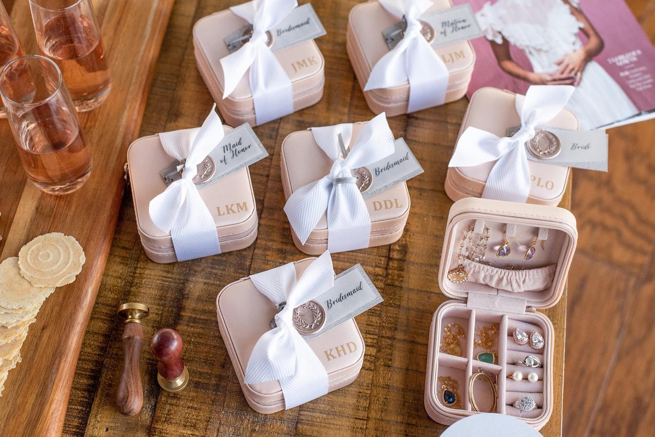 Wedding Day Gifts for Brides: 35 Gifts She'll Love - hitched.co.uk