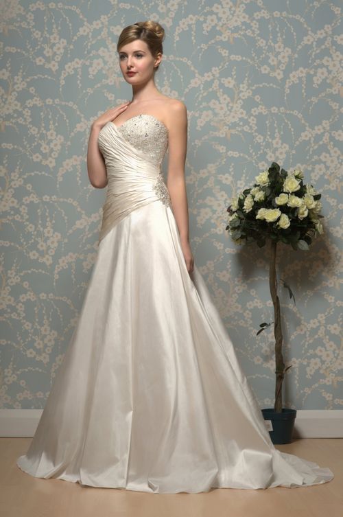 R606, White Rose Bridal
