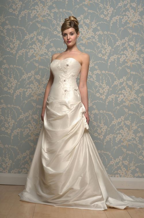 R618, White Rose Bridal