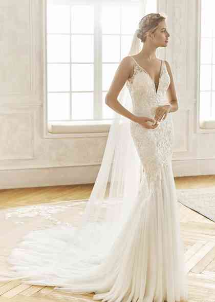 D1686 Wedding Dress from Essense of Australia hitched.ie