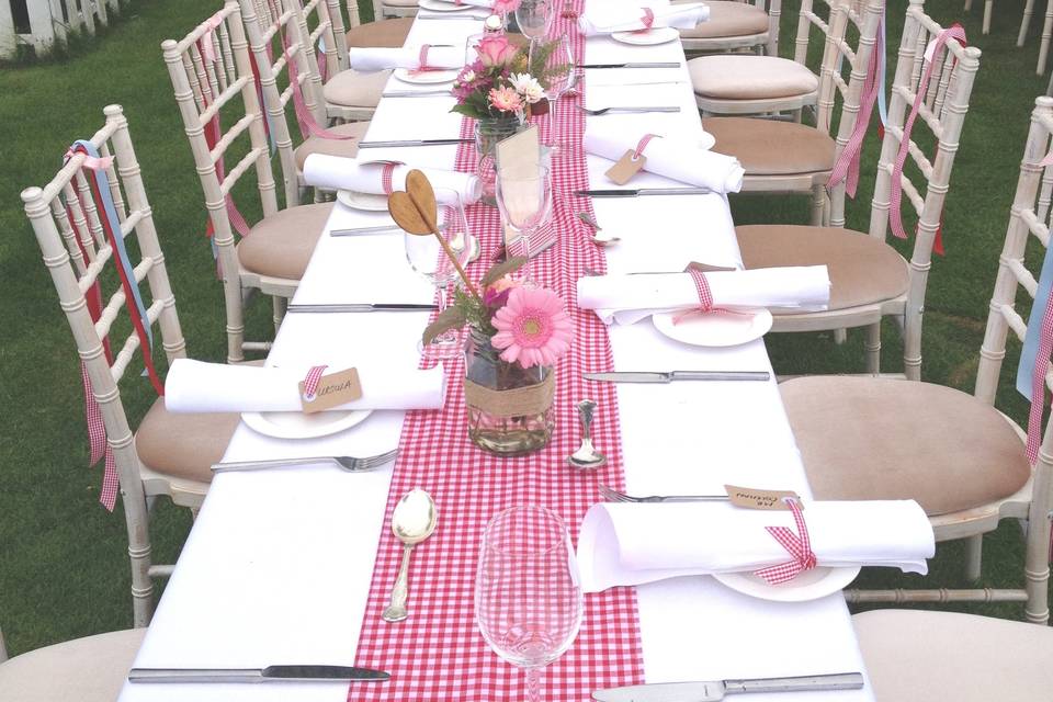 Outdoor table setting