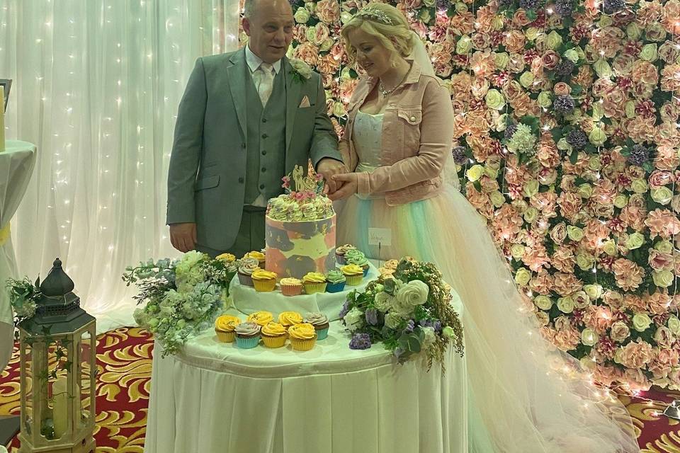 Cutting the wedding cake