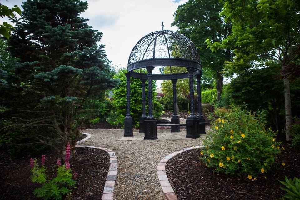 Gardens: Metal Gazebo