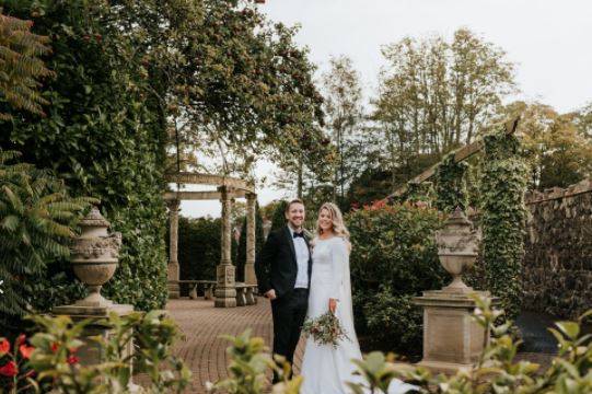 Newlyweds in the gardens