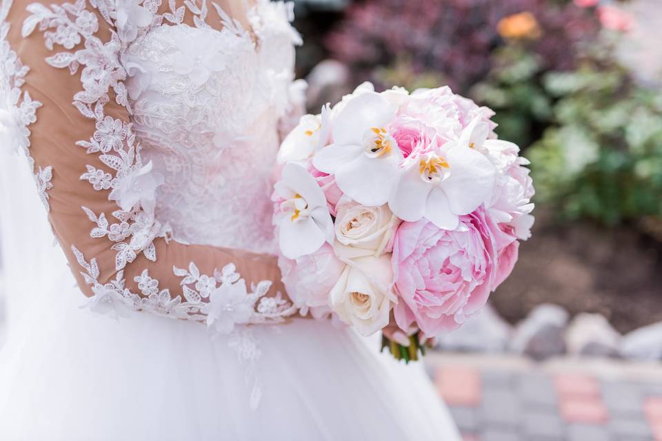 Pink and white bridal bouquet